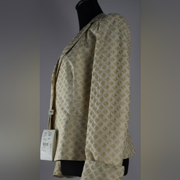 ARMANI COLLEZIONI size 2 beige cream silk blazer excellent condition. Like new. - Picture 4 of 11